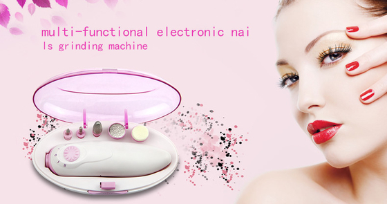 As mãos e do prego da arte os pés da limpeza elétrica da máquina bateram a secagem do verniz para as unhas