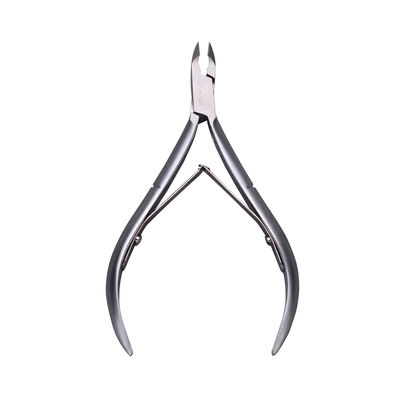 As meninas prateiam a unha Clippers das ferramentas da arte do prego para o salão de beleza