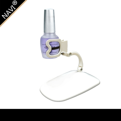 A arte branca plástica do prego utiliza ferramentas a garrafa do verniz para as unhas colada com gel UV
